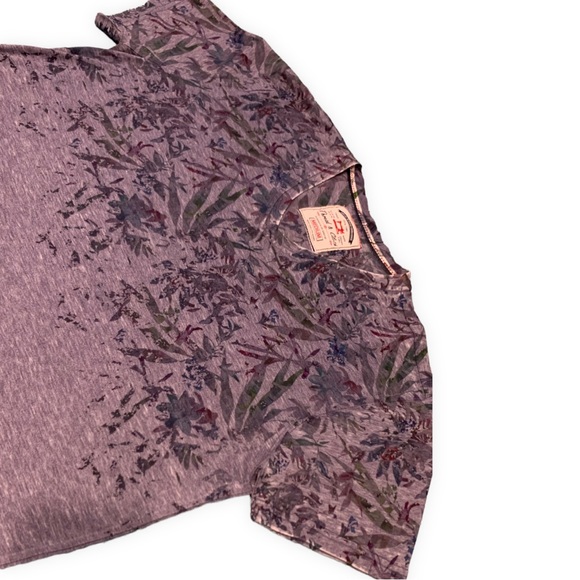 Casual T-Shirt - Picture 2 of 7